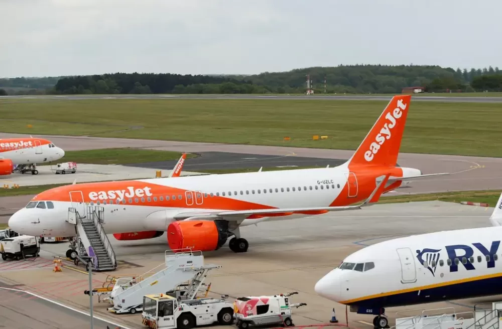 Passageiro “em estado de delírio” tenta invadir cabine de avião em voo para Portugal