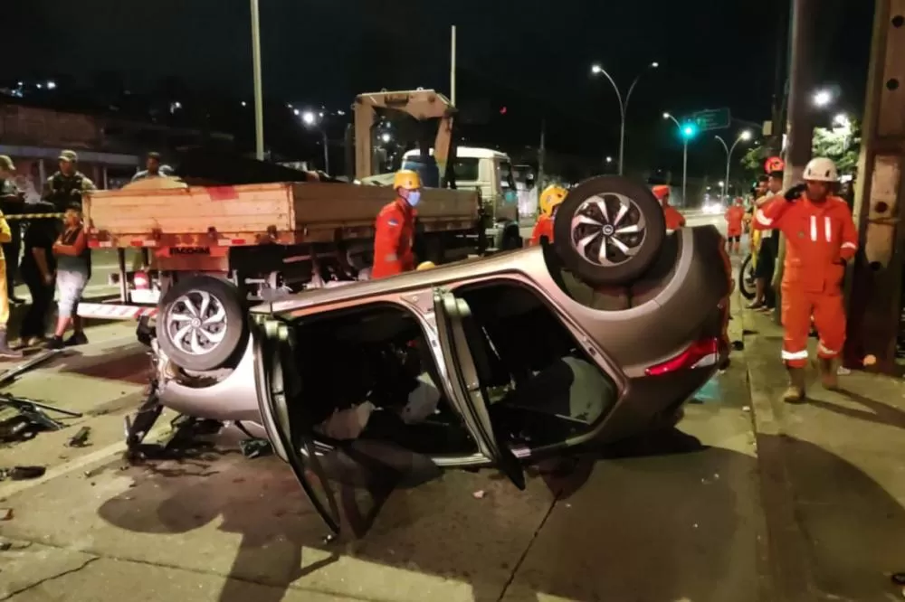 Homem morre em colisão entre carro e caminhão na Avenida Norte, no Recife