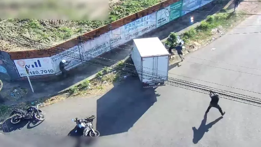 Trio bate caminhão furtado ao ser perseguido pela PM em Fortaleza; veja vídeo