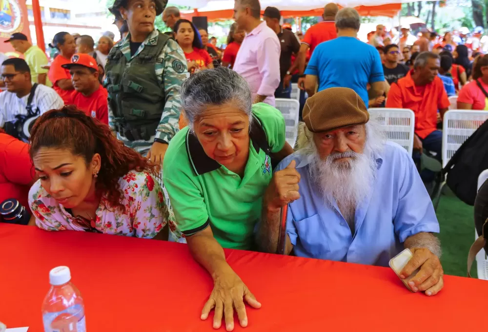 Mulheres e idosos venezuelanos fazem filas para integrar milícias de Maduro