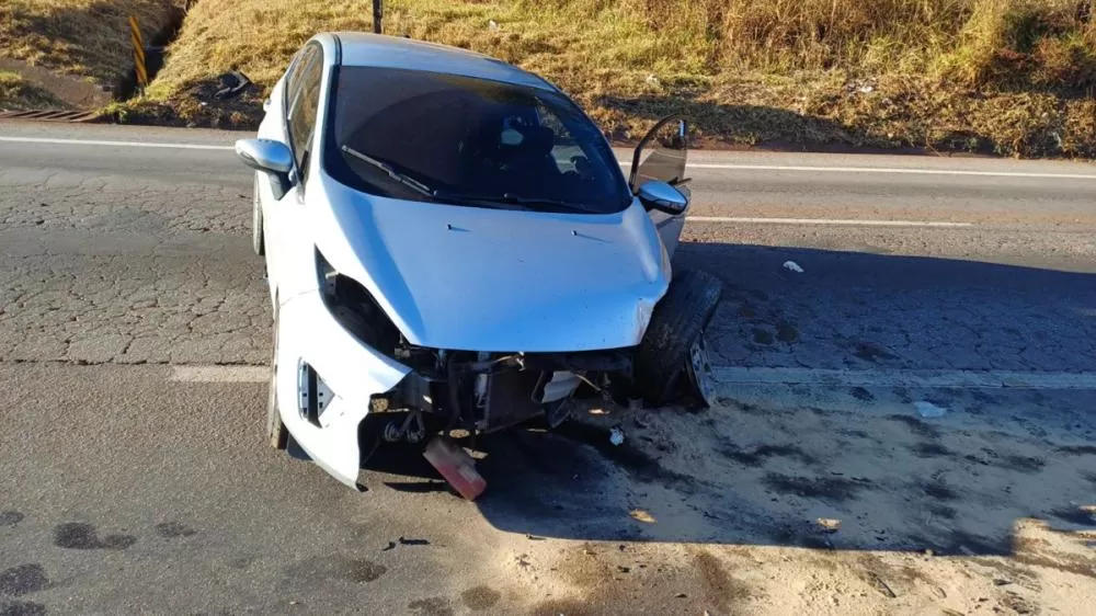 Trânsito é liberado na Fernão Dias após carro com 7 pessoas capotar e matar uma criança