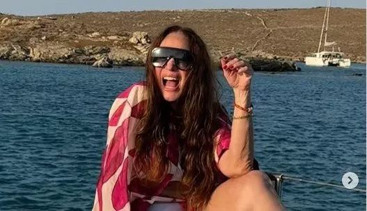 Susana Vieira posa de biquíni na Grécia e celebra 83 anos; assista