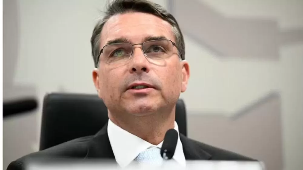Flávio Bolsonaro diz que mãe e avós foram feitos reféns em assalto em Resende (RJ)