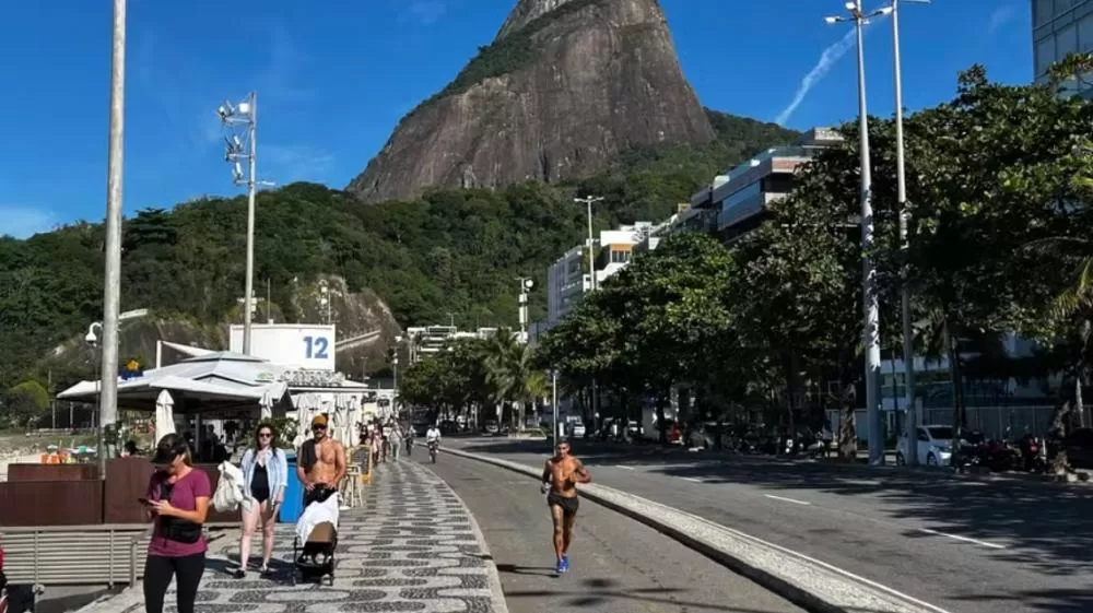 PM apreende mais de 170 menores de idade por furto ou depredação na orla durante veranico que lotou praias do Rio