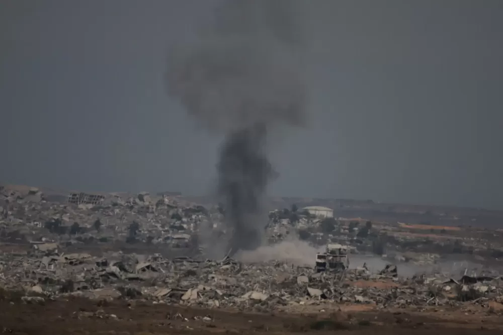 Israel bombardeia Gaza e palestinos fogem; governo Netanyahu fala em ‘arrasar Hamas’