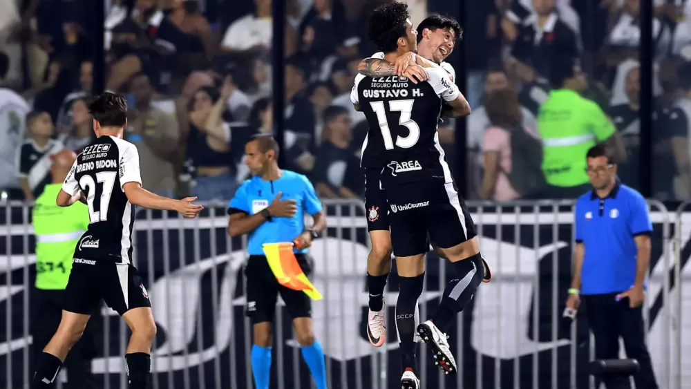 Corinthians surpreende Vasco fora de casa e volta a vencer no Brasileirão