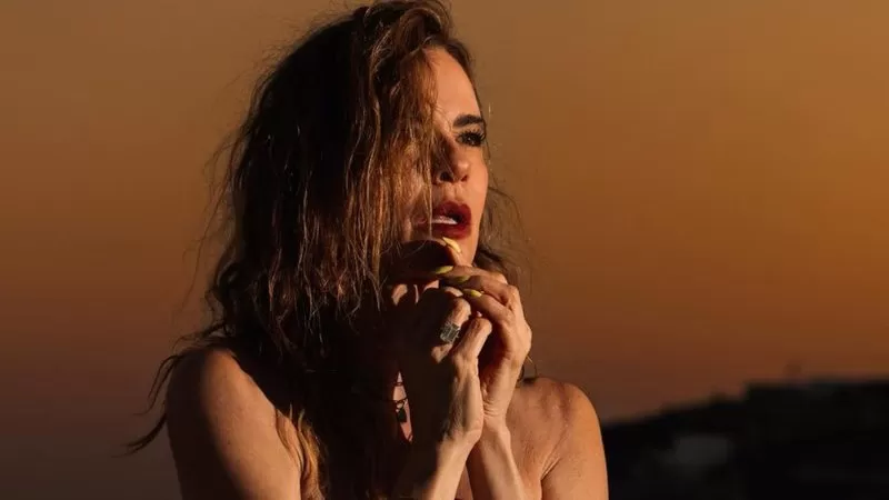 Luciana Gimenez surpreende com topless na Grécia; veja fotos