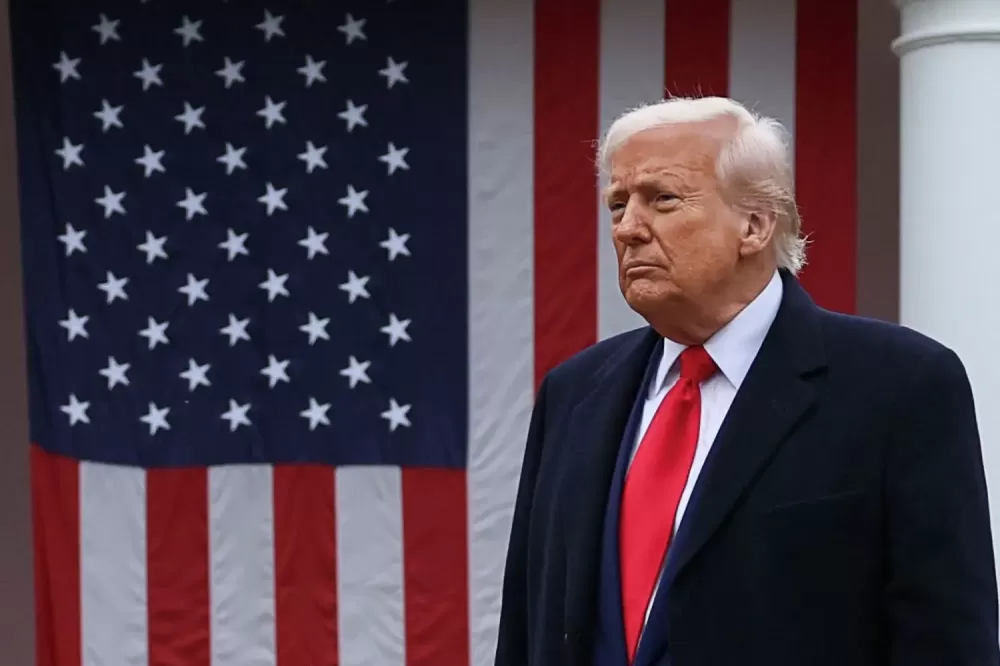 Trump assina ordem que prevê processo a quem queime ou “profane” a bandeira dos EUA