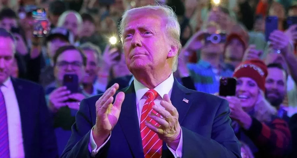 Trump pede US$ 1 trilhão em investimentos sauditas e preços do petróleo mais baixos.