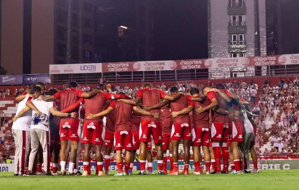 Avião do Náutico bate em pássaro após saída em Congonhas e precisa fazer pouso em Guarulhos