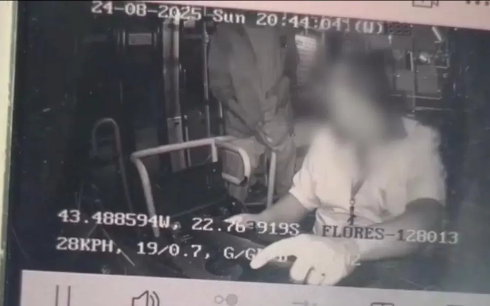 Motorista reage a assalto, troca socos com bandido e bate ônibus em poste