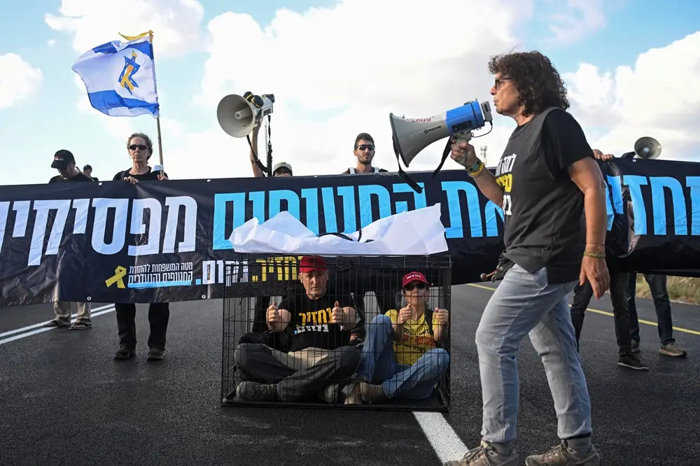 Famílias deixam Cidade de Gaza após noite de bombardeios; israelenses protestam