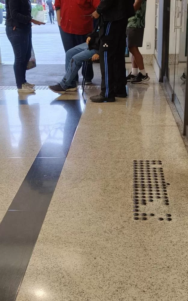 Taxista é atingido por bala perdida na porta de shopping na Zona Norte