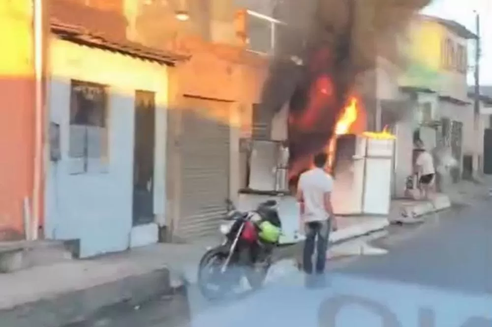 Incêndio atinge estabelecimento comercial em Paulista