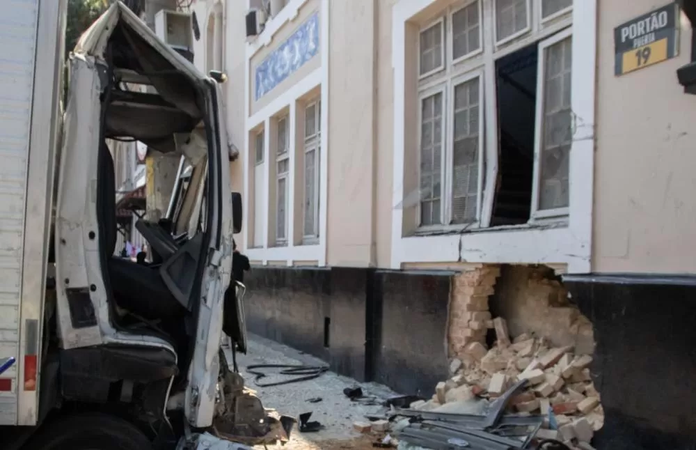 Caminhão bate em muro de São Januário e deixa três pessoas feridas