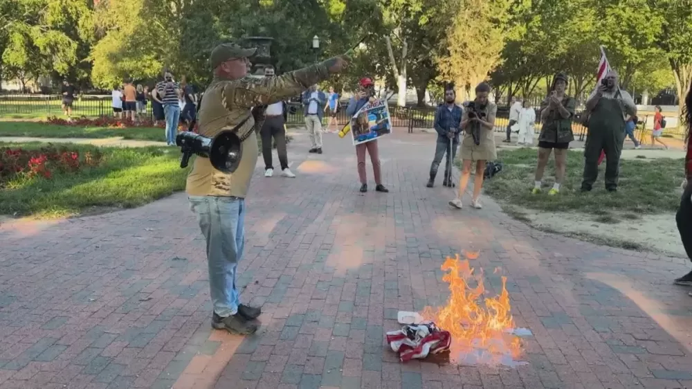 Homem é preso por queimar bandeira dos EUA após decreto de Trump