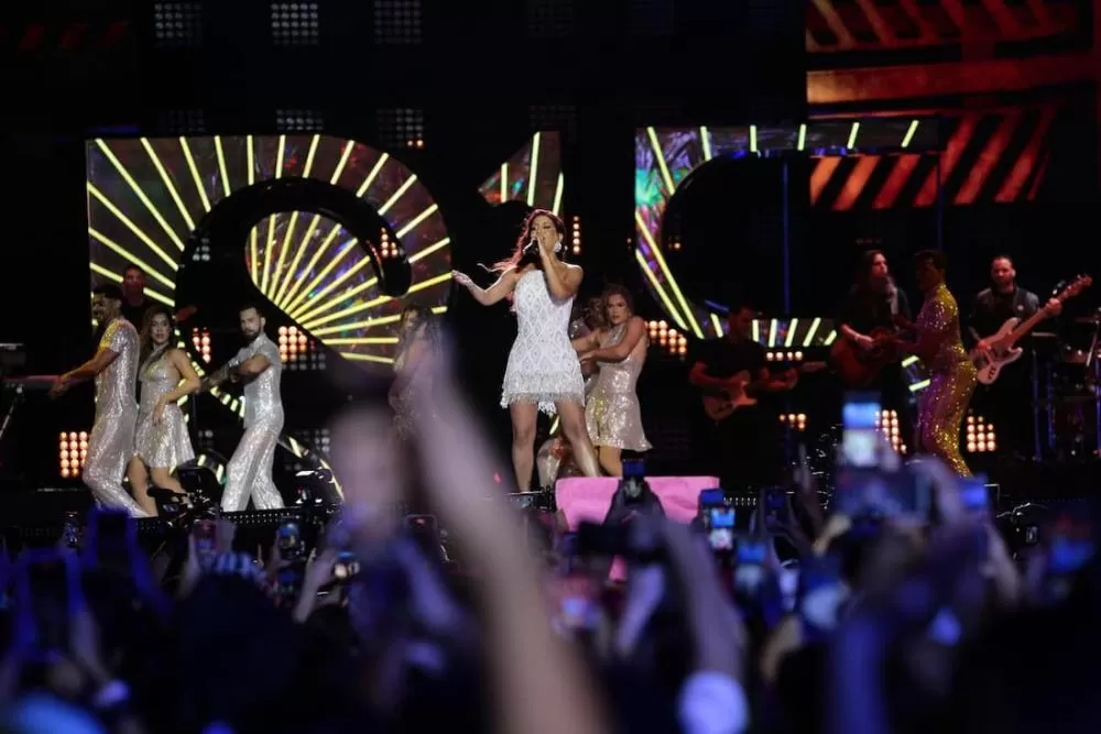 Priscila Senna no Marco Zero: cantora leva público ao delírio com sequência de sucessos