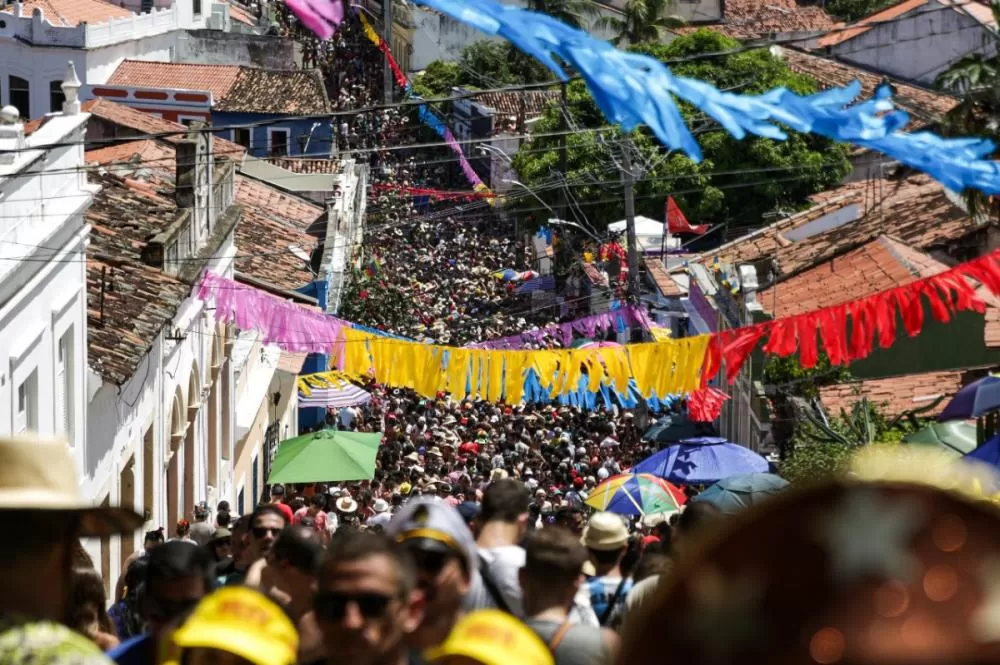 Prefeitura de Olinda é condenada a indenizar turista que caiu em buraco durante Carnaval
