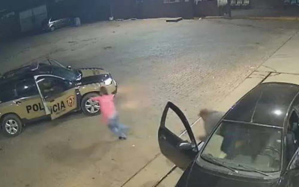 Vítima de estupro e sequestro vê viatura da PM e 'salta' de carro para pedir socorro; veja o vídeo