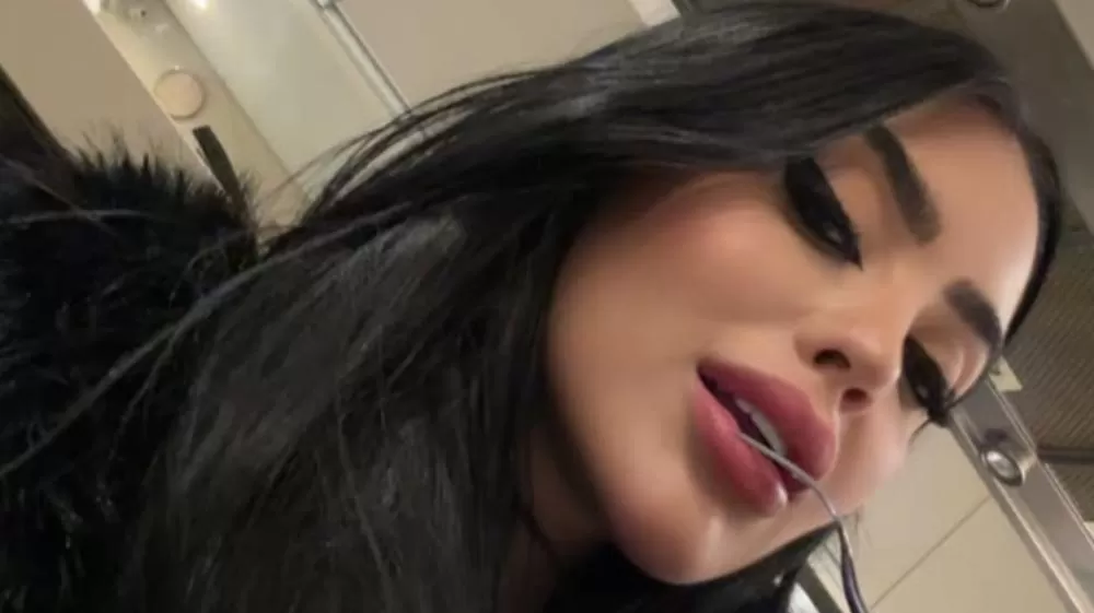 Às escondidas, MC Mirella protagoniza beijão com participante do Rancho do Maia