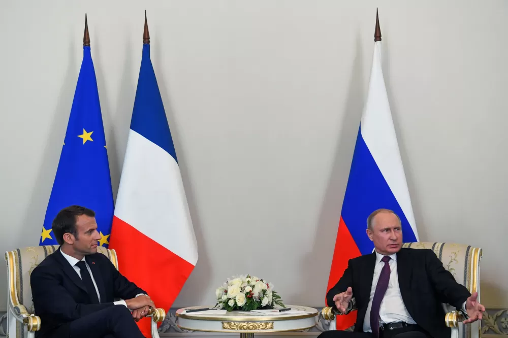Rússia diz que Macron cruzou linha da decência ao chamar Putin de “ogro”