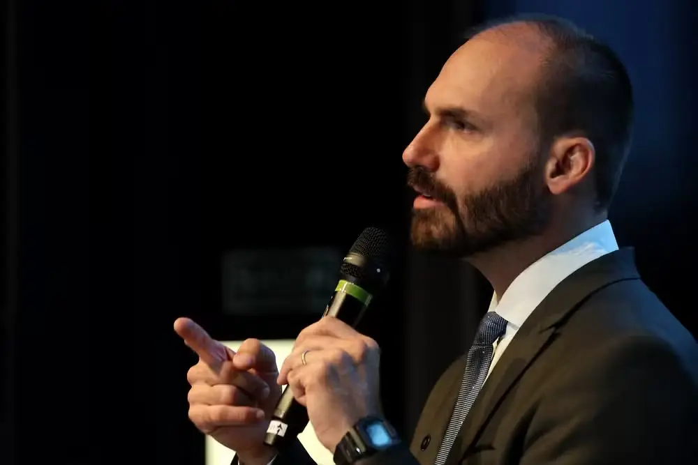 Eduardo Bolsonaro diz que pode concorrer à Presidência em 2026 em campanha virtual