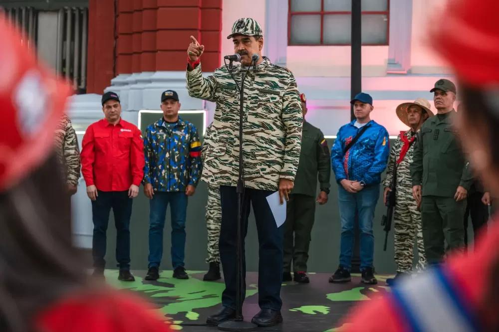 Maduro aparece de farda e se diz pronto para se defender dos EUA