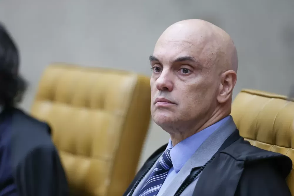 Moraes determina monitoramento na área externa da casa de Bolsonaro