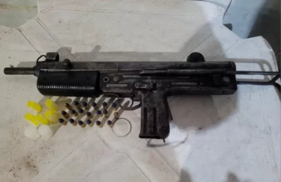 Adolescente é apreendido com submetralhadora e drogas em Salvador