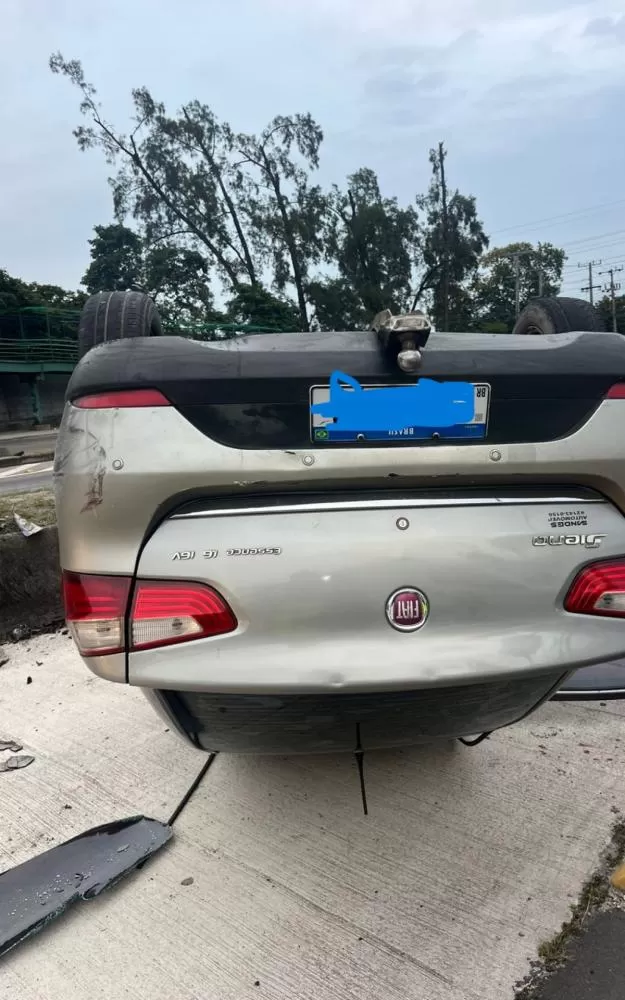 Carro capota na Avenida Brasil e interdita calha do BRT