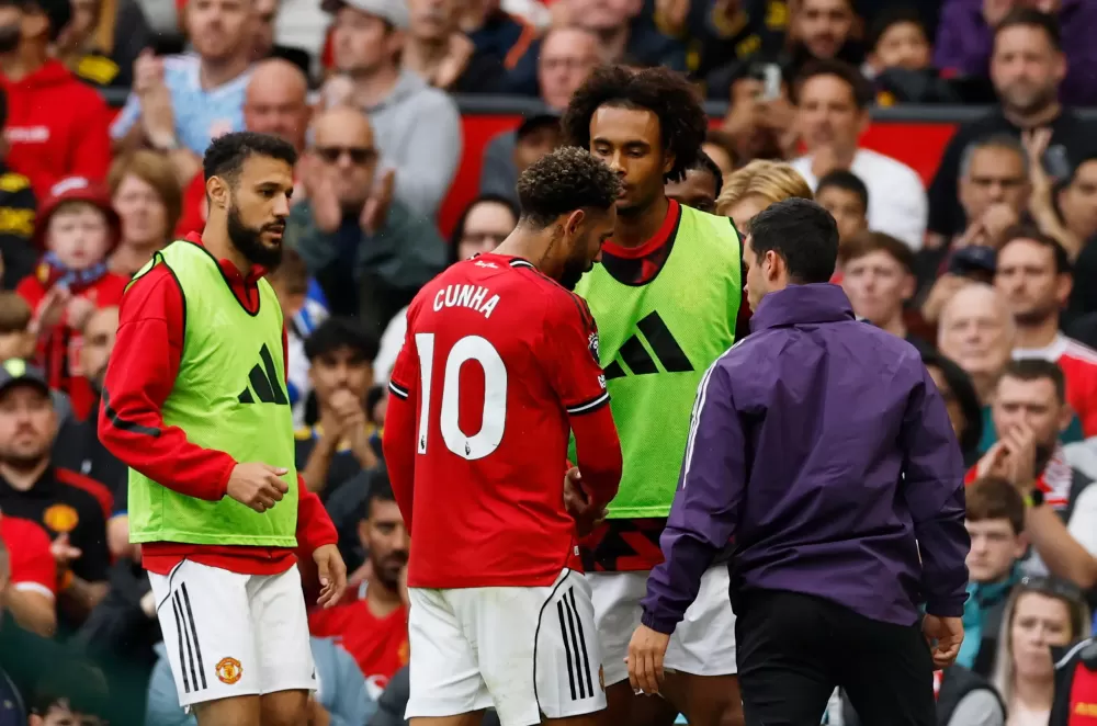Matheus Cunha sai lesionado em vitória suada do United e preocupa Carlo Ancelotti