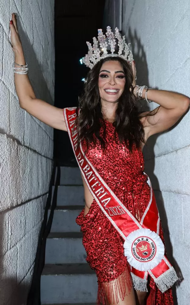 Juliana Paes é coroada rainha de bateria da Viradouro