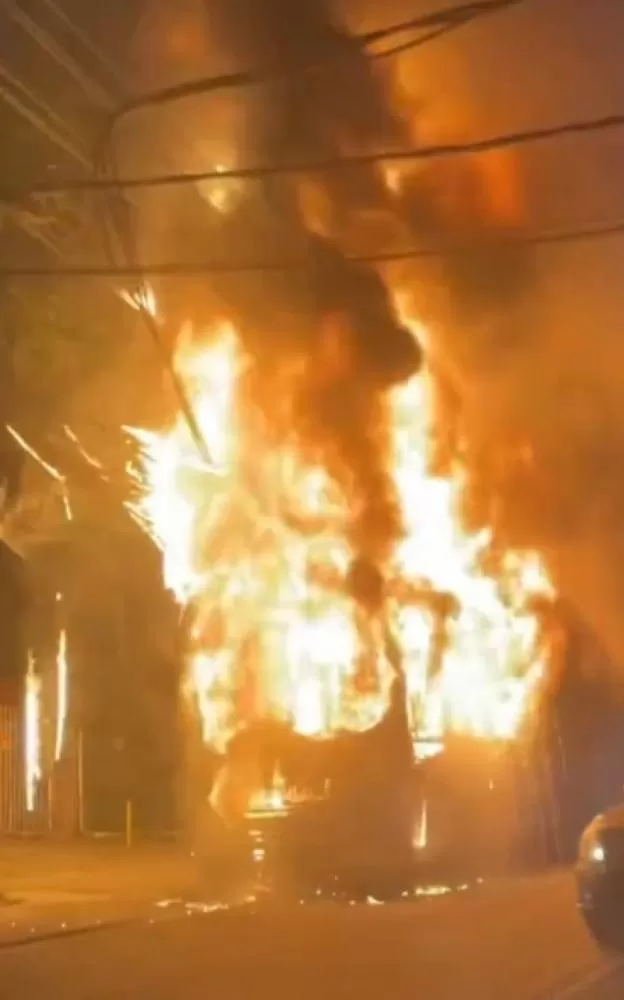Vídeo! Ônibus pega fogo na Freguesia