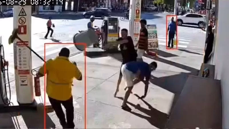 Um frentista foi atacado por três jovens enquanto trabalhava no posto de gasolina e entrou em confronto com o grupo para se defender.