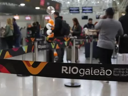 Empresário pernambucano é preso em aeroporto do RJ por estupro de criança em voo que vinha de Miami.