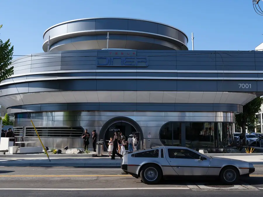 Tesla Diner: restaurante da montadora nos EUA une fãs (e haters) de Musk e fast food