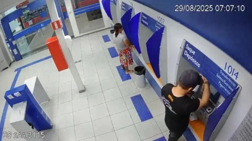Polícia prende dupla que instalava ‘chupa-cabras’ em caixas eletrônicos, confira o vídeo