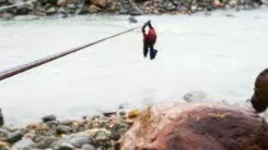 Tirolesa quebra e homem despenca de altura de 5 metros, vídeo