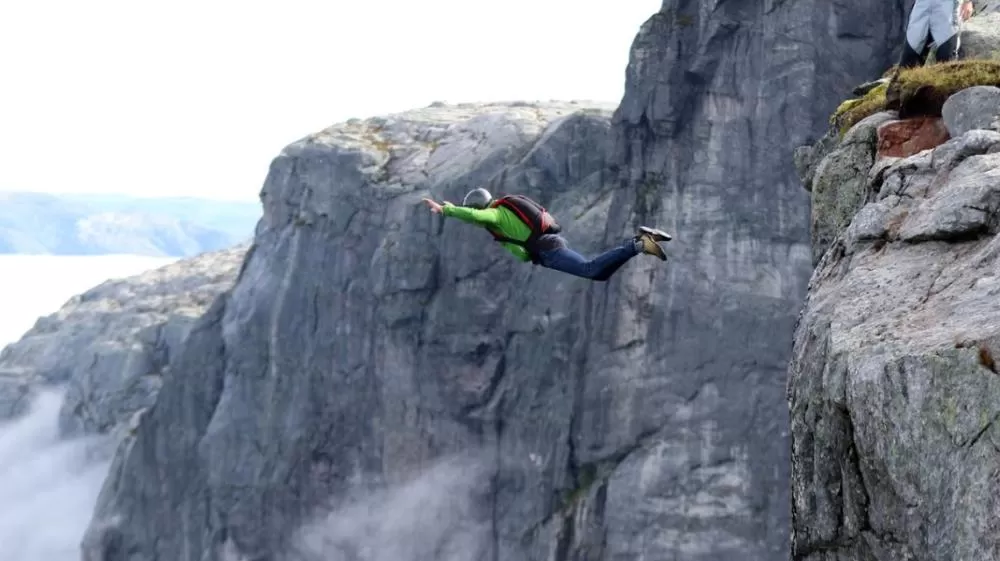 Bombeiro se dá mal em salto de base jump enquanto filma a própria queda