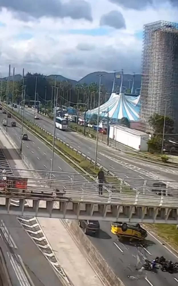 Vídeo: táxi capota e atinge duas motocicletas na Avenida Ayrton Senna