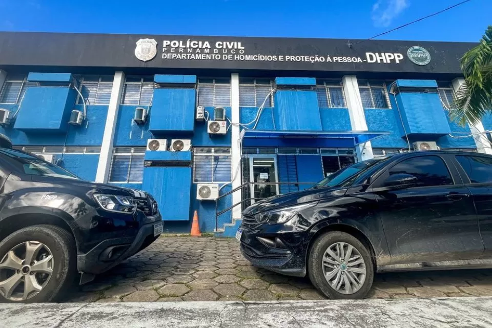 Criança de 2 anos morre e corpo é deixado 24 horas no sofá de casa em Paulista; pais são irmãos