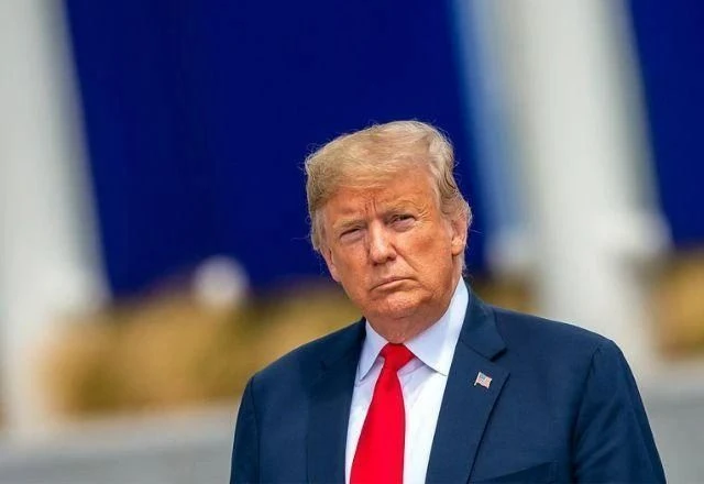 Trump defende que palestinos deixem Faixa de Gaza e sugere “limpeza” da região.