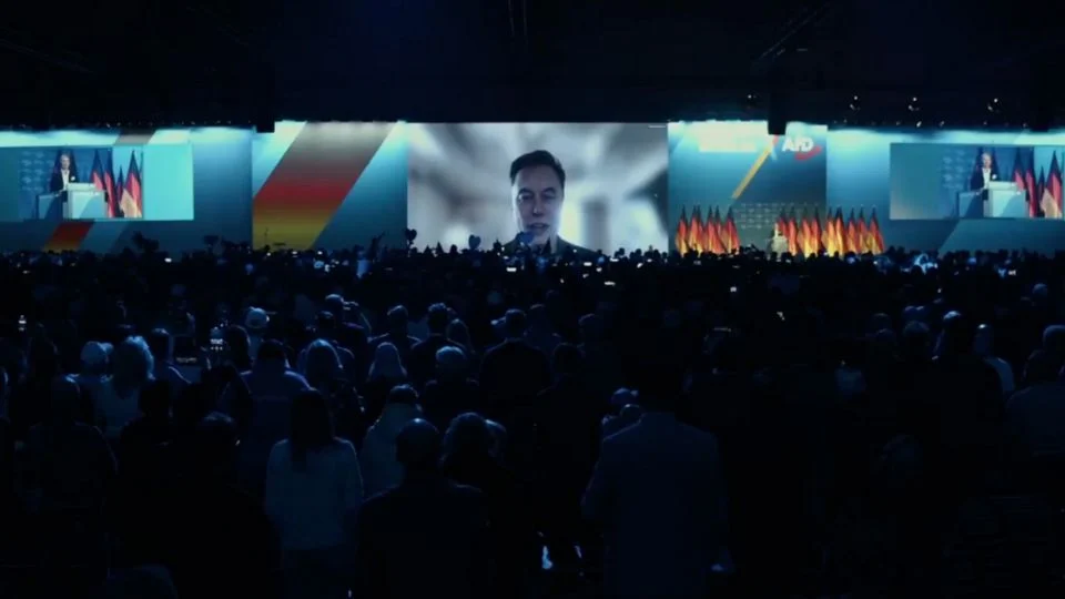 Musk faz aparição surpresa em evento da extrema direita da Alemanha.