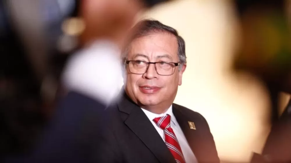 EUA suspendem vistos para colombianos após Petro recusar deportações.