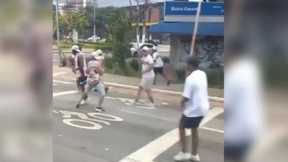 Torcedores de Corinthians e São Paulo brigam antes do clássico; veja vídeo.