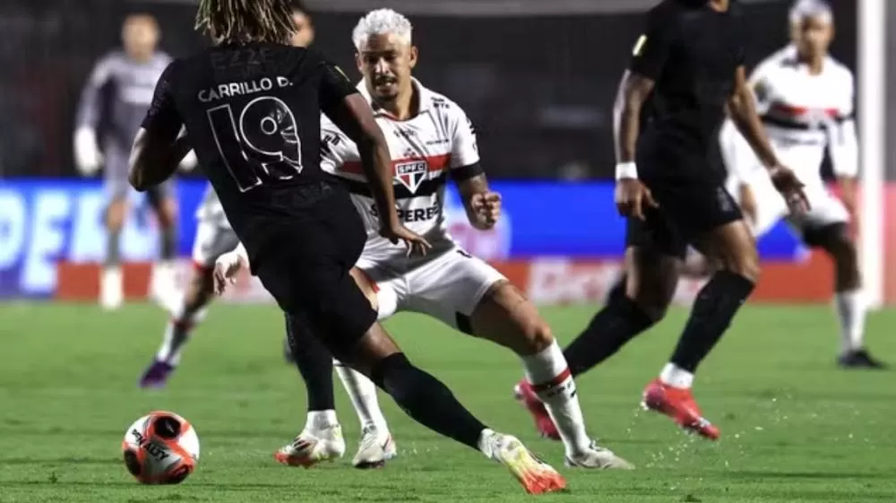 Com direito a olé e show de Lucas e Oscar, São Paulo vence o Corinthians.