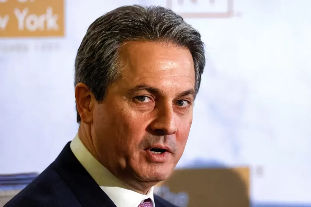 Membro do Fed vê mais riscos para emprego, mas defende abordagem equilibrada em juros