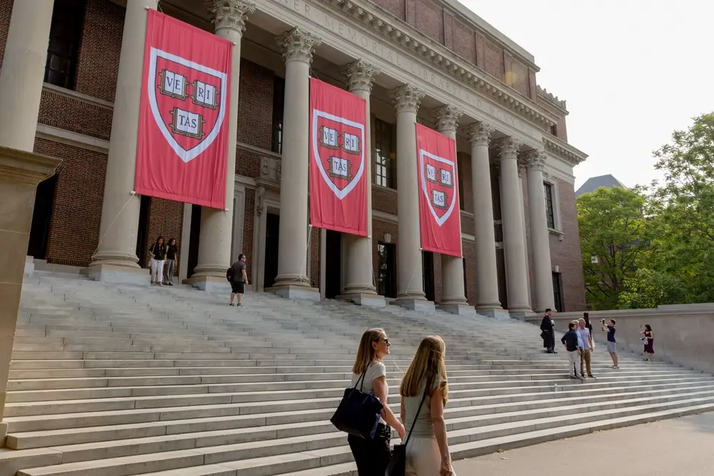 Bloqueio de US$ 2 bi em financiamento à Harvard é considerado ilegal por juiz dos EUA