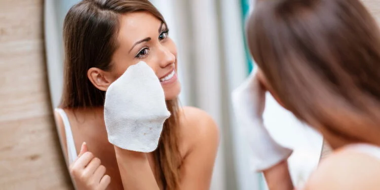 Primer que disfarça poros virou o segredo para maquiagem impecável