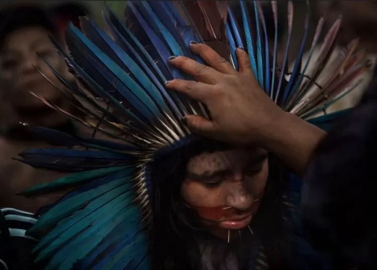 Fotógrafo Rafael Vilela vence prêmio latino-americano com projeto sobre aldeia guarani em São Paulo.